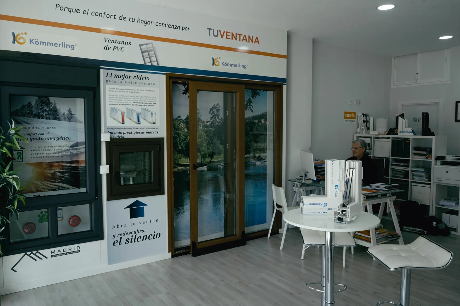 Exposición de Tu Ventana Madrid con una puerta corredera y muestras de perfil Kömmerling