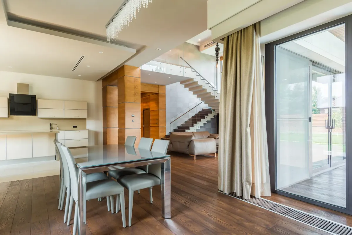 Comedor con una puerta corredera acristalada de gran tamaño que da al exterior