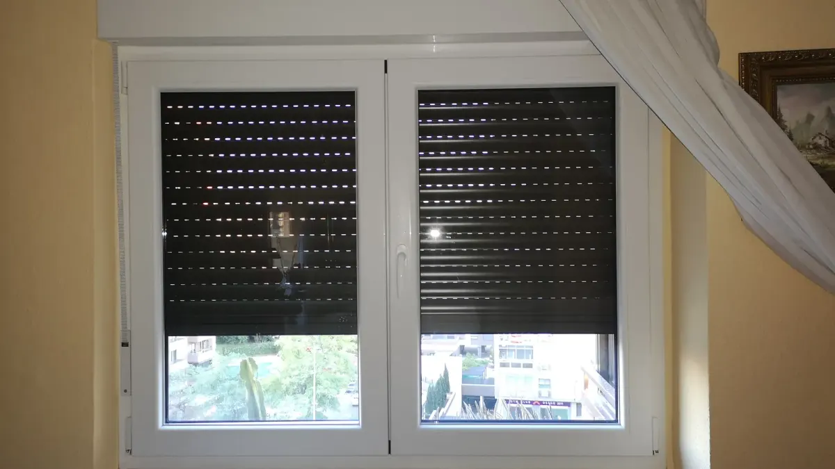 Ventana de PVC blanca de dos hojas con cajón de persiana por dentro y la persiana a media altura