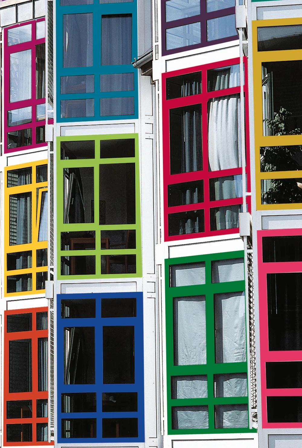 Fachada con ventanas de PVC en rojo, azul, verde, amarillo y naranja
