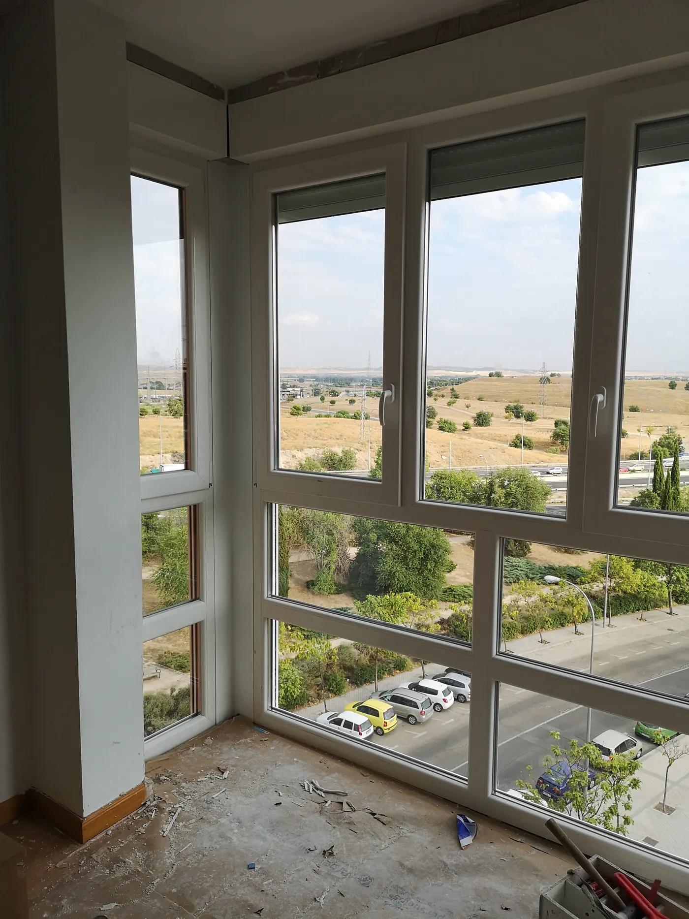 Terraza durante la obra de cerramiento con ventanas de PVC blancas ya colocadas