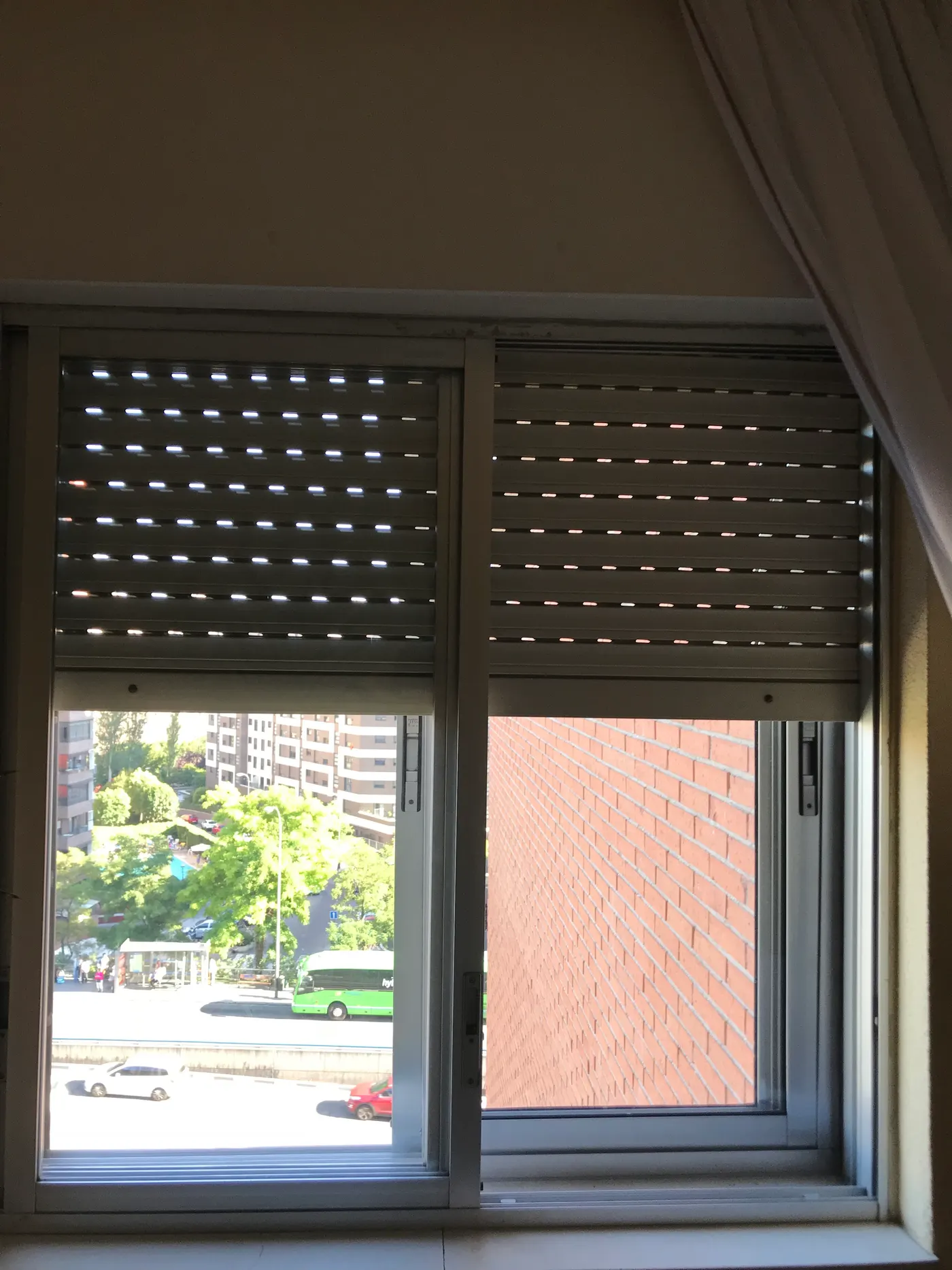 Ventana antigua con persiana exterior antes del cambio, en una vivienda de Madrid