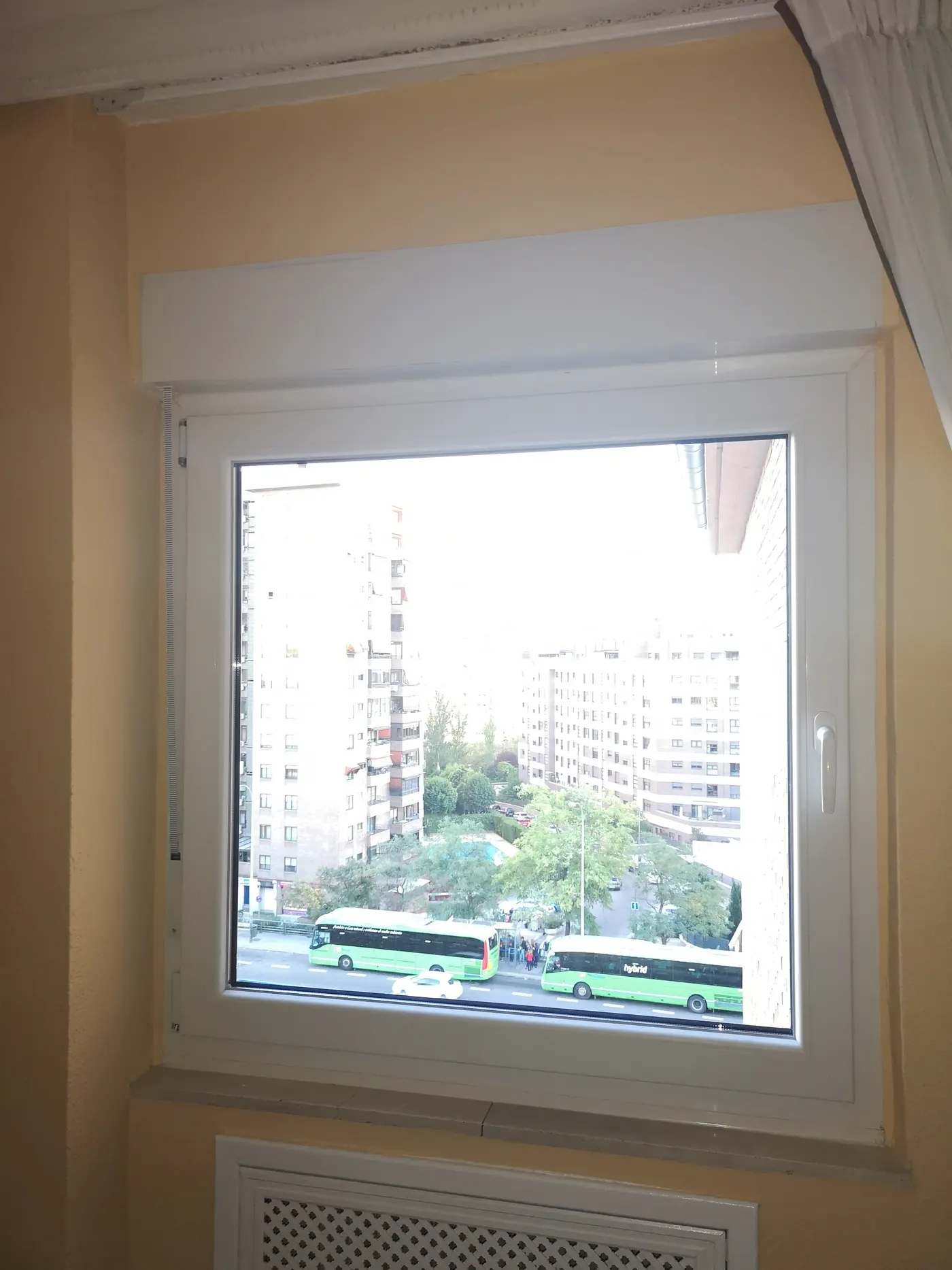 La misma ventana cambiada por una de PVC blanca con cajón de persiana