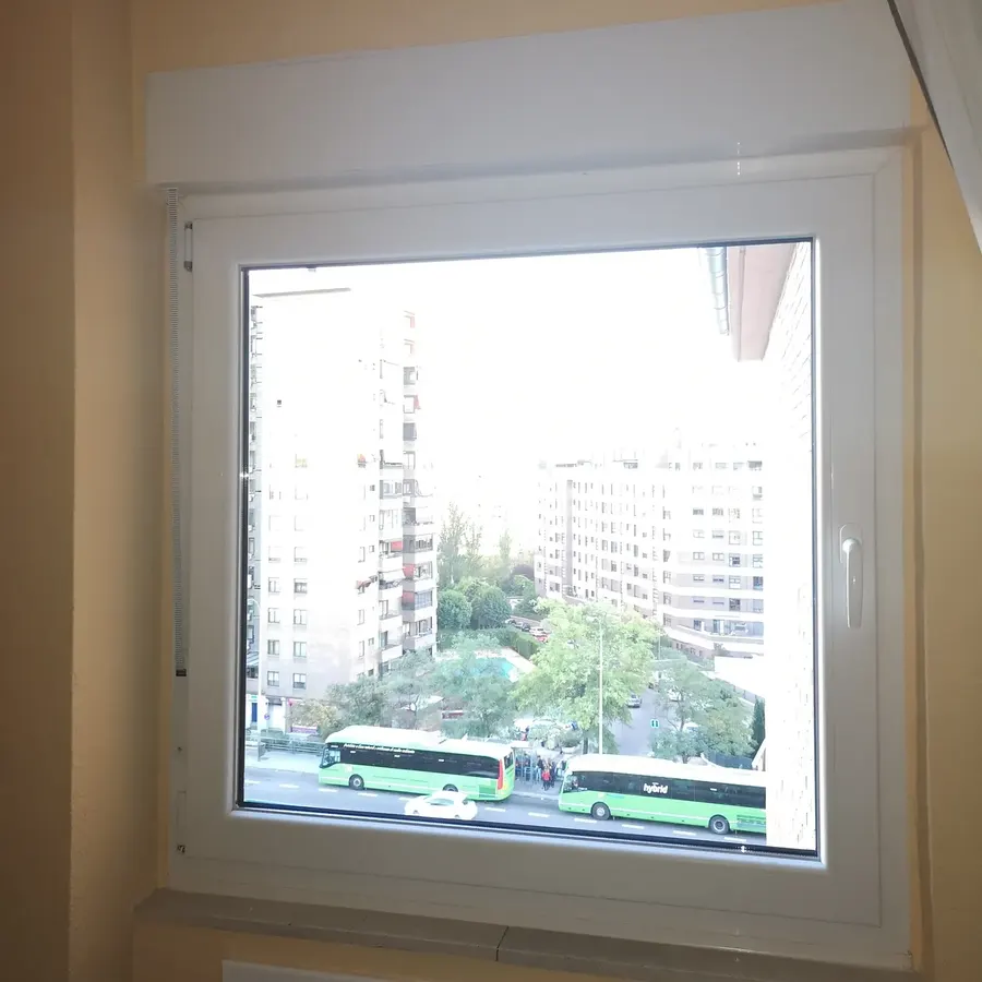 Después: ventana de PVC blanca de una hoja instalada en el mismo hueco