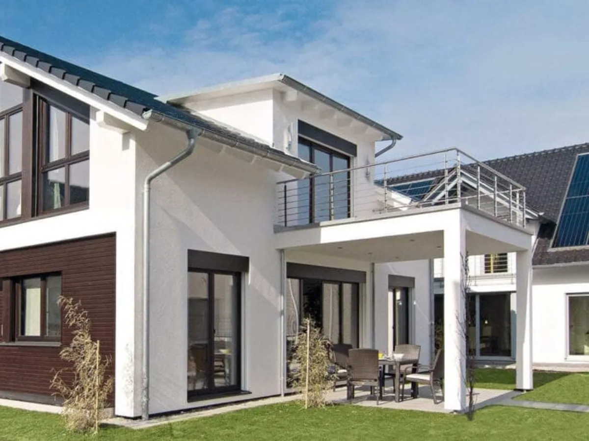 Vivienda unifamiliar moderna con ventanas oscuras de gran tamaño