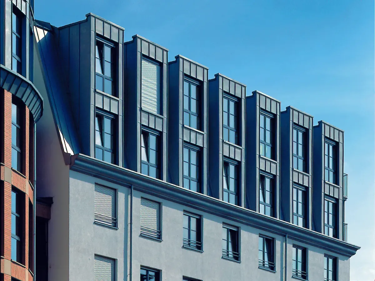 Edificio de viviendas con fachada de ventanas en serie