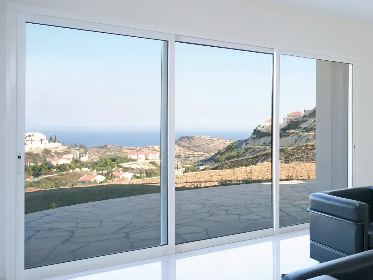 Salón con un gran ventanal de suelo a techo con vistas al mar